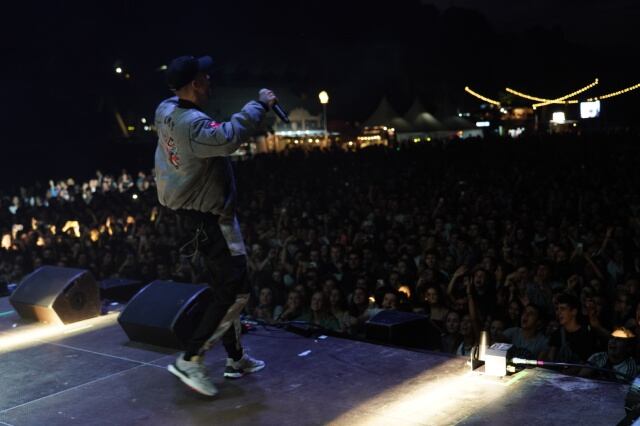 Natos y Waor sobre el escenario del Hipódromo Donostia