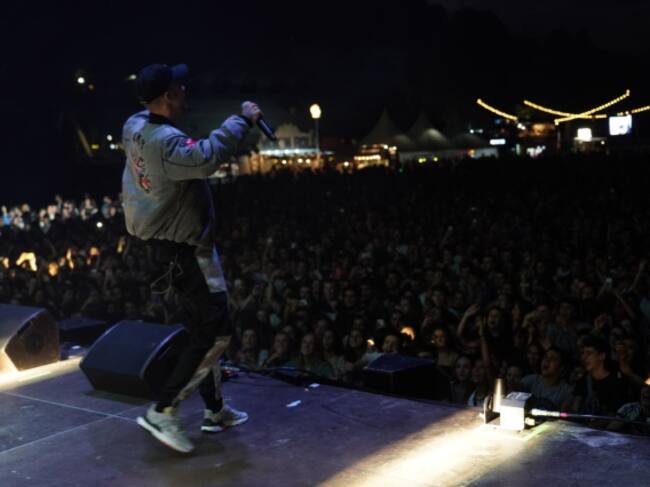 Natos y Waor sobre el escenario del Hipódromo Donostia