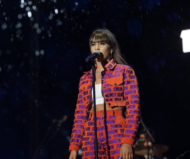 Aitana en LOS40 Primavera Pop de Barcelona luciendo otro look de María Simún