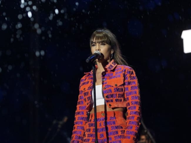 Aitana en LOS40 Primavera Pop de Barcelona luciendo otro look de María Simún