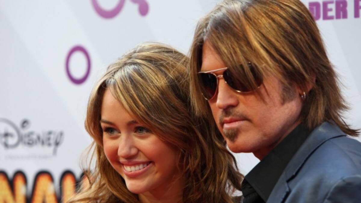 Miley Cyrus graba con su padre una canción sobre la destrucción de la Tierra