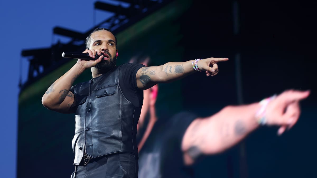 Drake se sube al escenario de Karol G en Houston para interpretar 'One Dance'