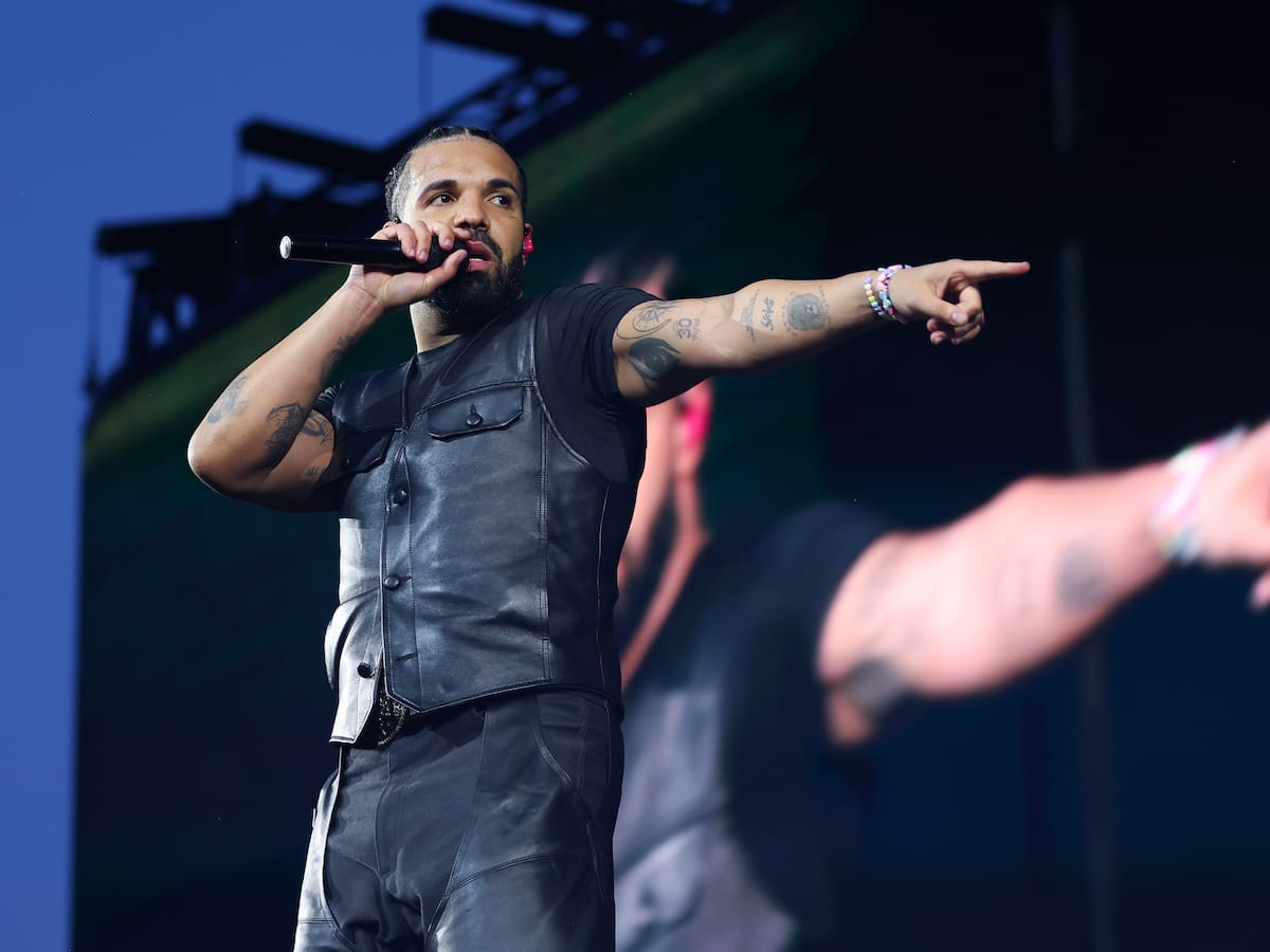 Drake se sube al escenario de Karol G en Houston para interpretar 'One Dance'