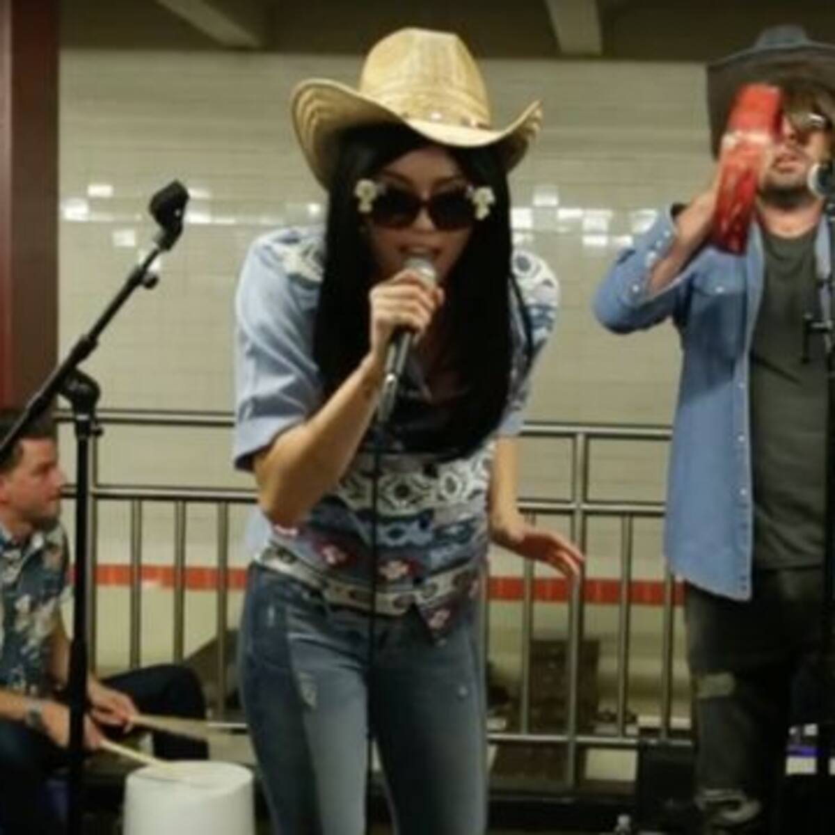 Miley Cyrus se disfrazó y cantó en el metro de New York