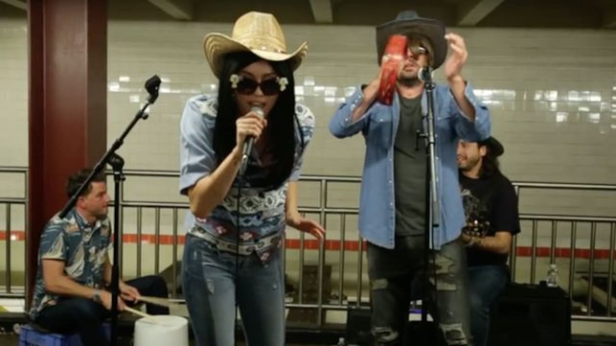 Miley Cyrus se disfrazó y cantó en el metro de New York