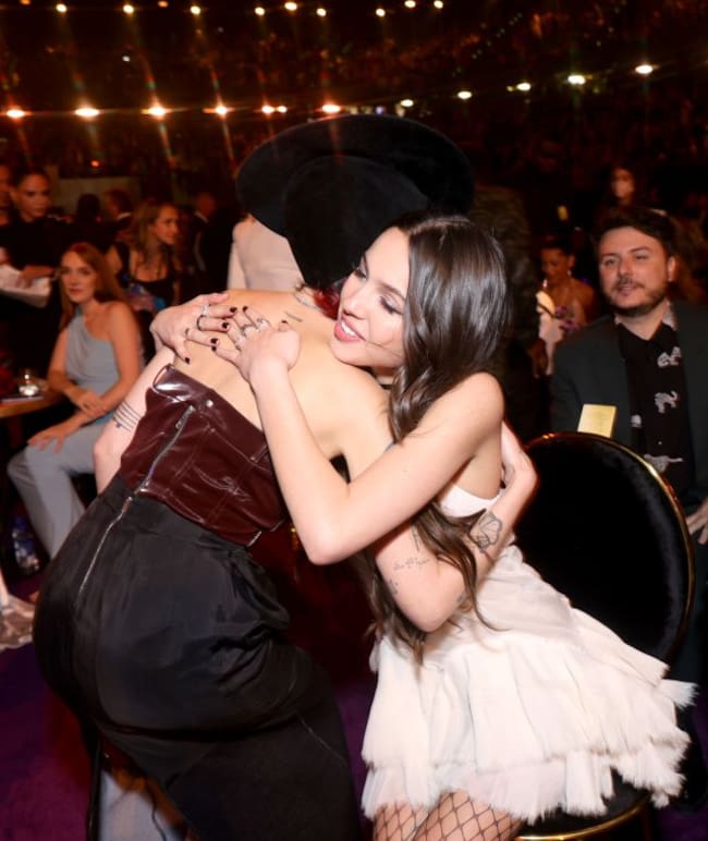 Olivia Rodrigo y Halsey, cariñoso encuentro en los Grammy 2022.