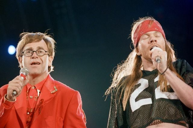 Elton John y Axl Rose, cantante de Guns N Roses, en el concierto tributo a Freddie Mercury celebrado en Wembley el 20 de abril de 1992.