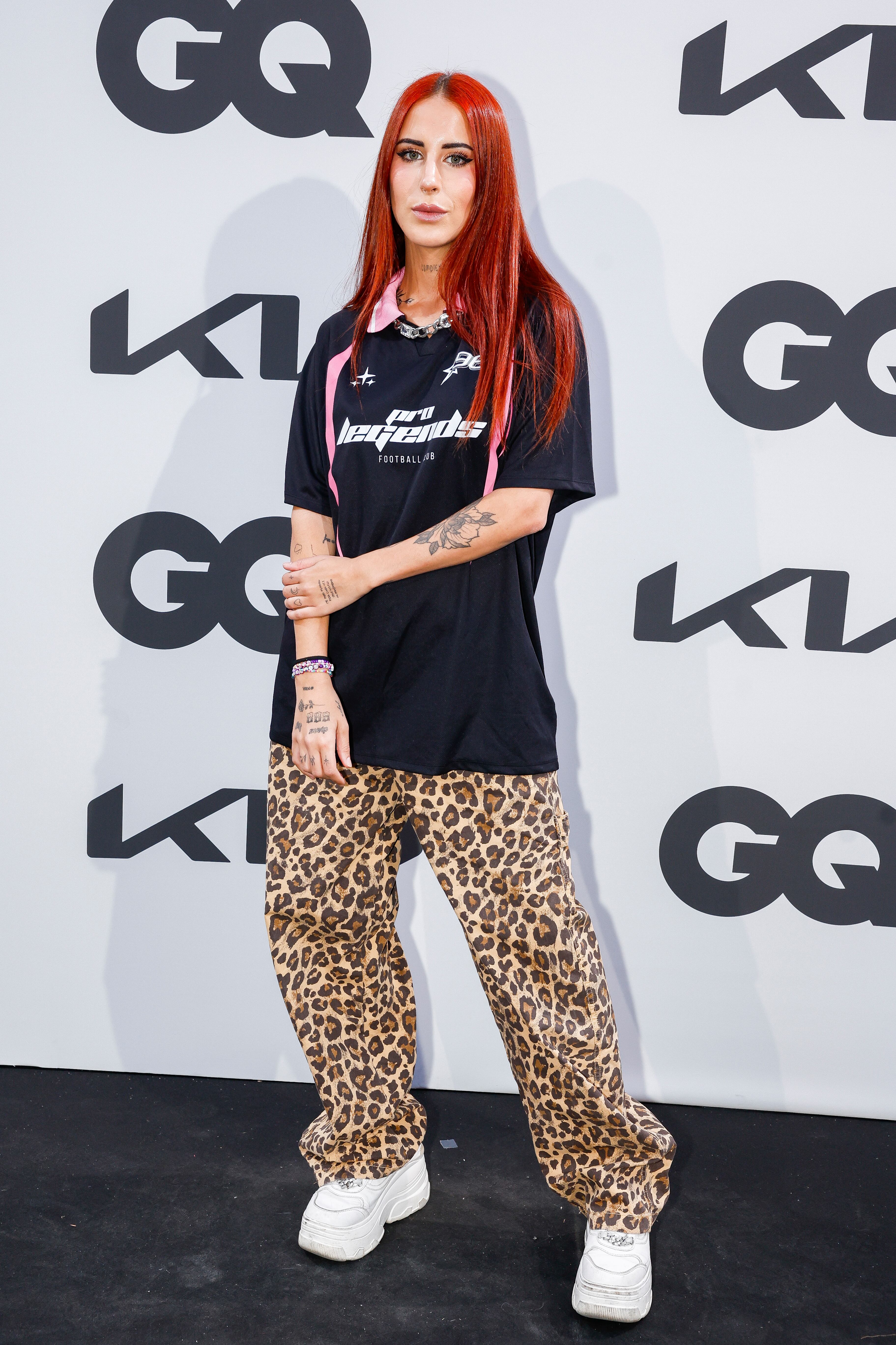 Vicco fue con uno de los looks más casual de la noche, con un divertido pantalón de estampado animal print.