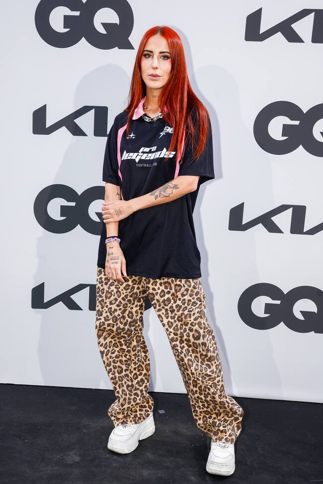 Vicco fue con uno de los looks más casual de la noche, con un divertido pantalón de estampado animal print.