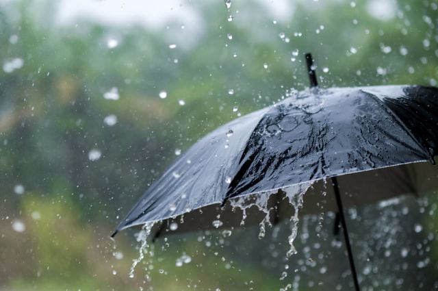 Un paraguas mojado por las fuertes lluvias.