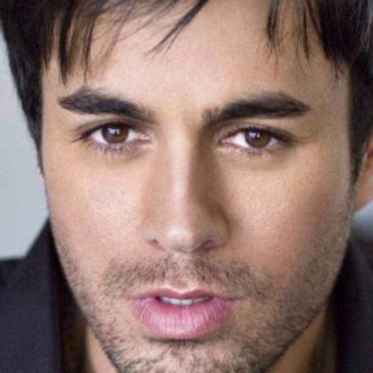 Enrique Iglesias agradece a sus fans tras el accidente con un drone