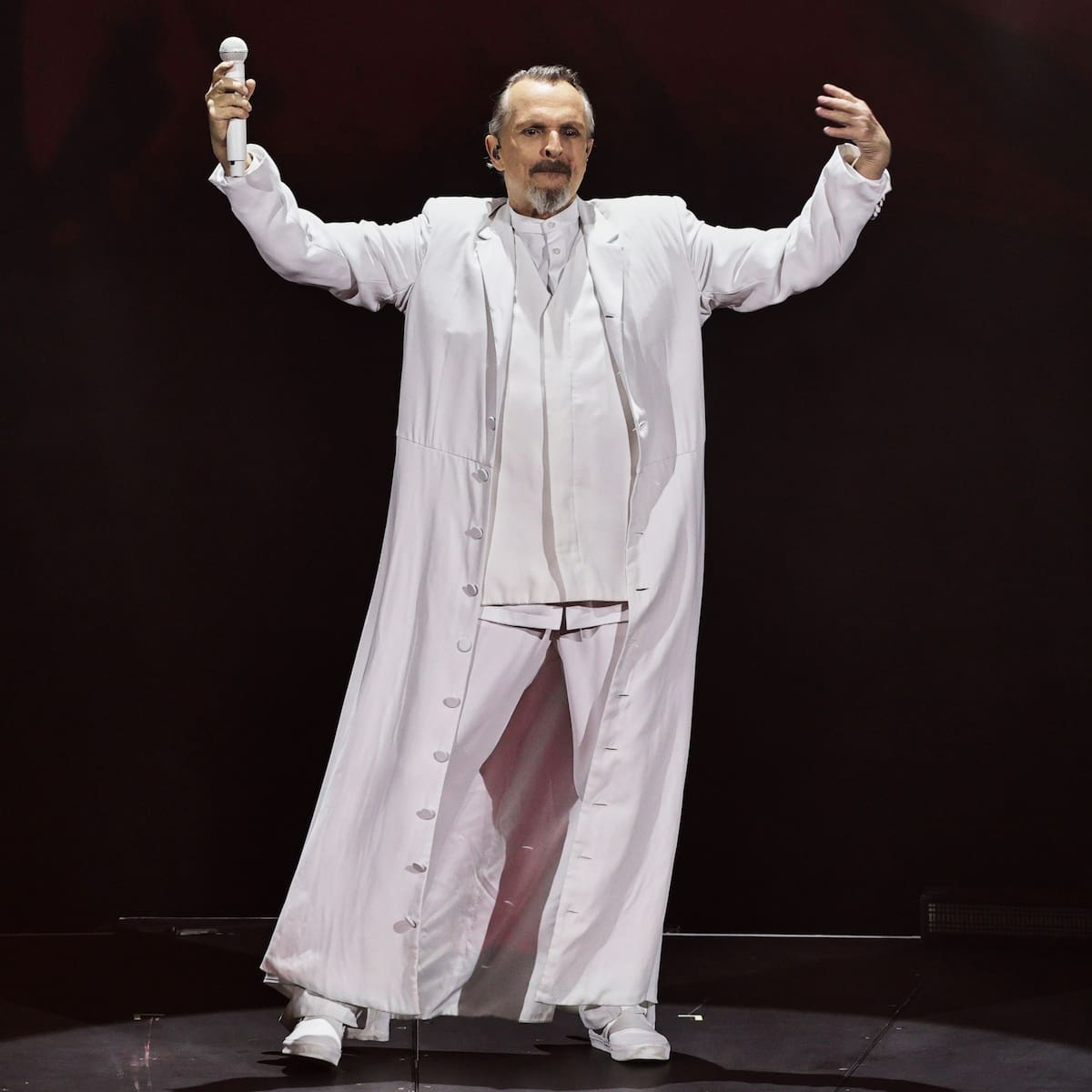 Miguel Bosé desata la polémica con su mensaje sobre los incendios en España: “Espero que en el próximo infierno sean ellos los que ardan”