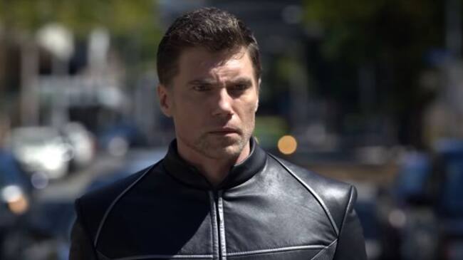 Anson Mount como Rayo Negro en la serie 'Inhumans'.