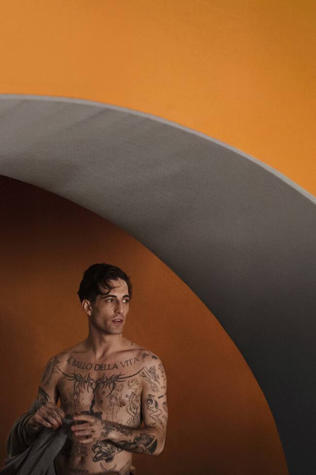 El cantante y compositor italiano Damiano David presume de torso en esta foto promocional de 2025.