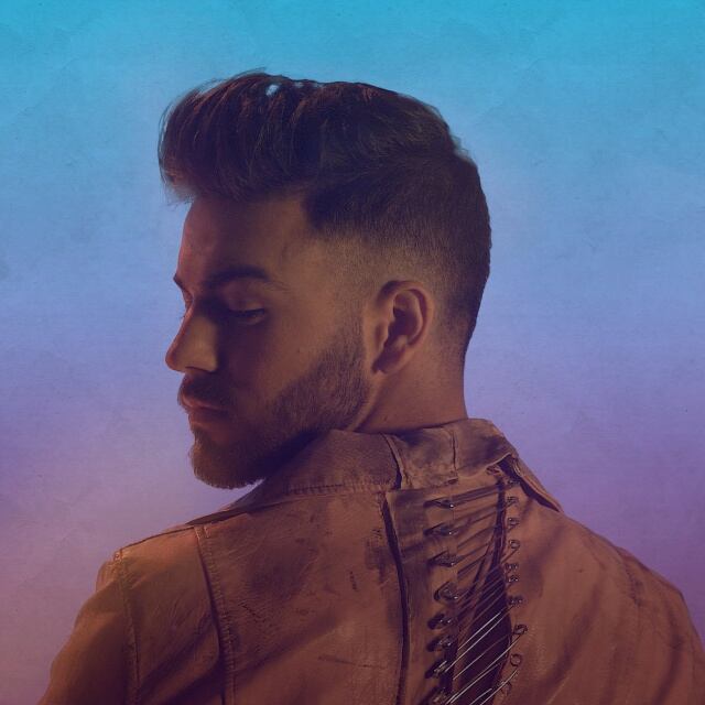 Agoney, en una imagen promocional de su canción Quizás.