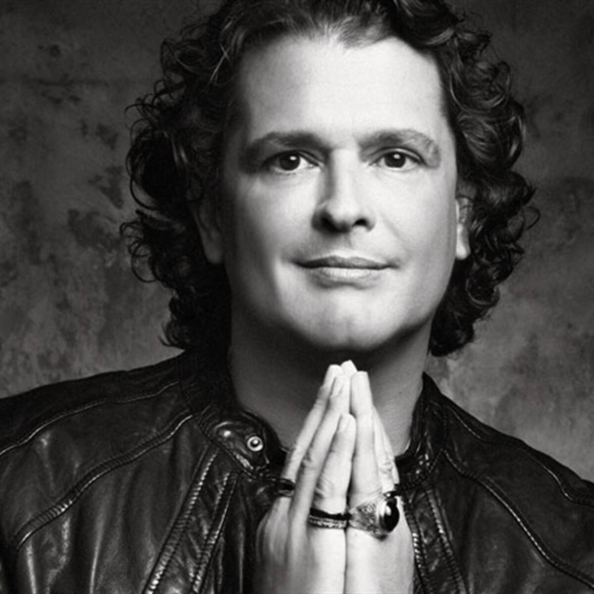 Carlos Vives estrena "El Mar de sus Ojos"
