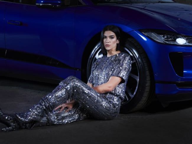 Dua Lipa en una presentación en Amsterdam