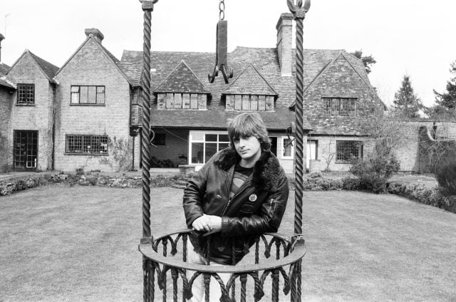 Mike Oldfield, posando en su casa de Buckinghamshire, en 1980.