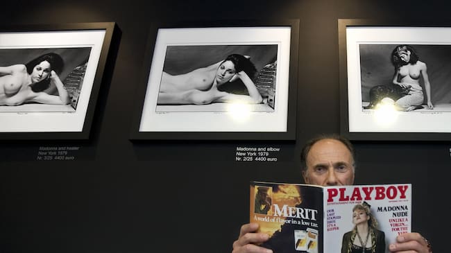 El fotógrafo Martin H.M. Schreiber posando en la Galería de Arte del Distrito de Ámsterdam en abril de 2009, con una resvista de Playboy que incluía imágenes desnudas de Madonna que él fotografío en 1979. AFP PHOTO/ANP/ ADE JOHNSON netherlands out - belgium out (Photo credit should read ADE JOHNSON/AFP via Getty Images)