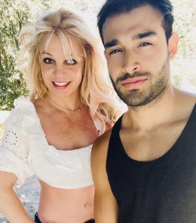 Britney Spears y su novio Sam Asghari se comprometen