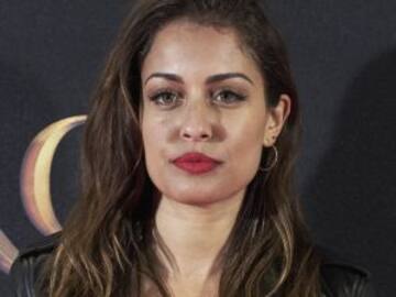 Hiba Abouk desafía al frío invernal quitándose la ropa