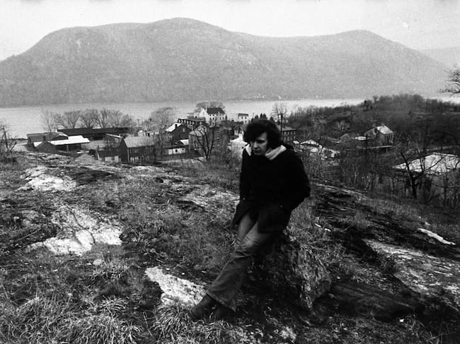 Don McLean sentado en una roca con vistas al río Hudson, cerca de su casa en el valle del Hudson, Nueva York, 1972.
