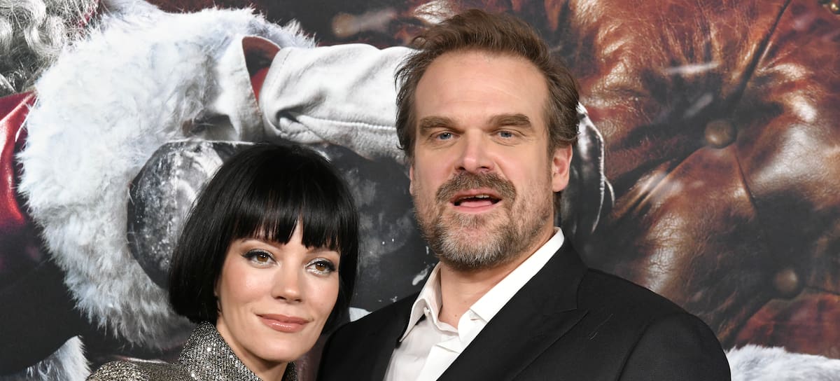 Lily Allen y David Harbour en 2022