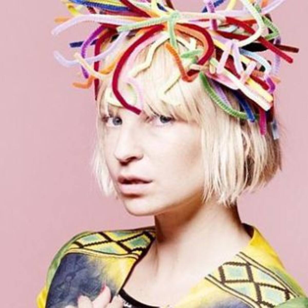 Sia regresa con un tema rechazado por Adele