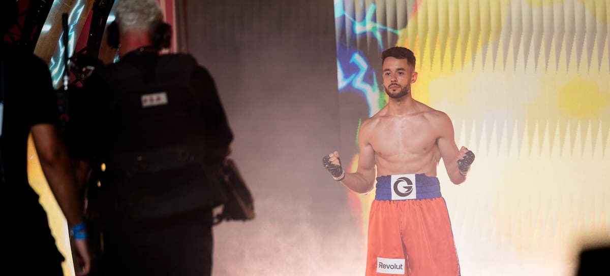 TheGregf en La Velada del Año V durante su entrada al ring.
