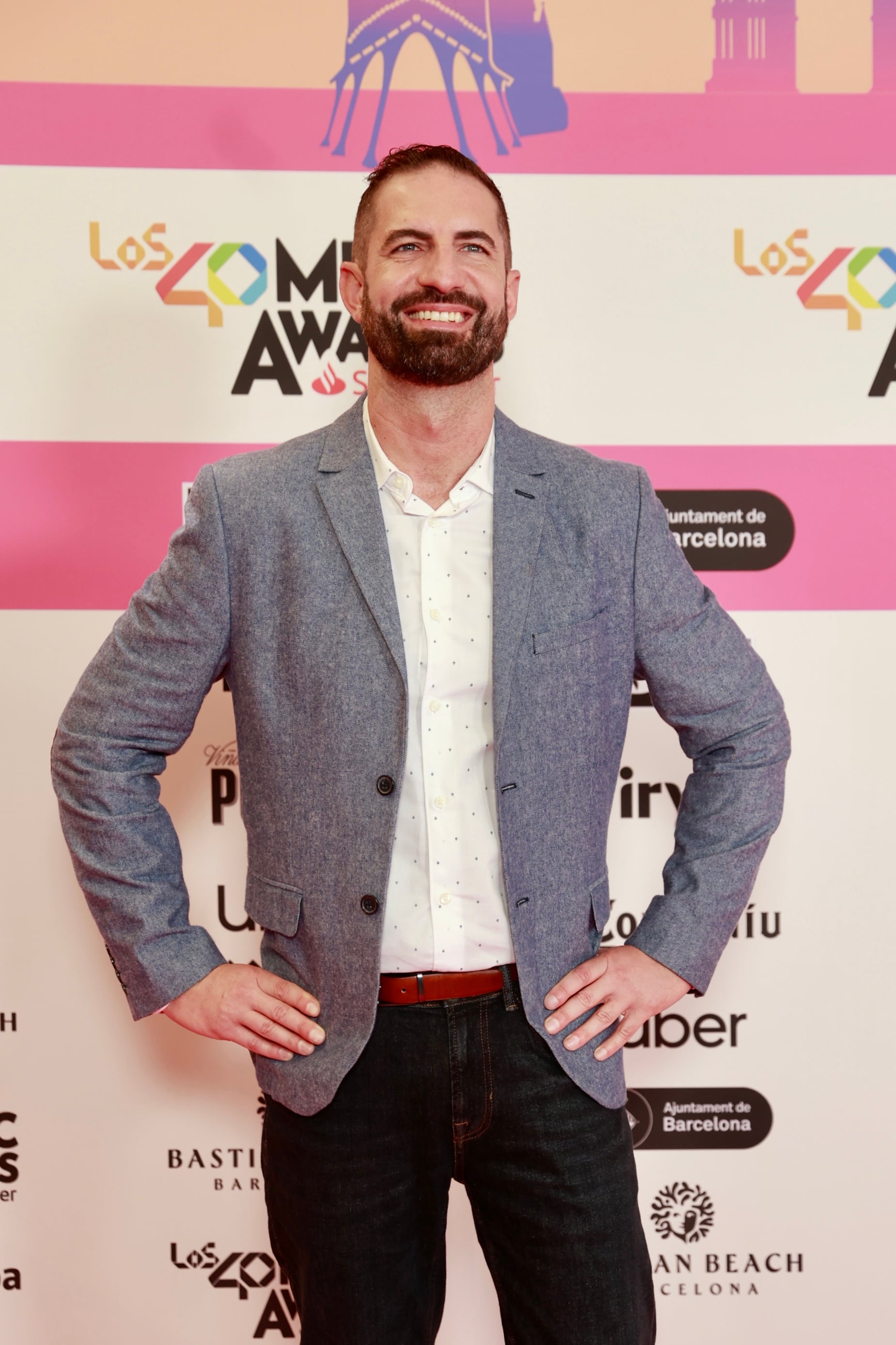 Javier Penedo, el presentador de Morning Box, ha decidido apostar por una americana gris y unos pantalones negros. Un look con el que siempre se acierta.