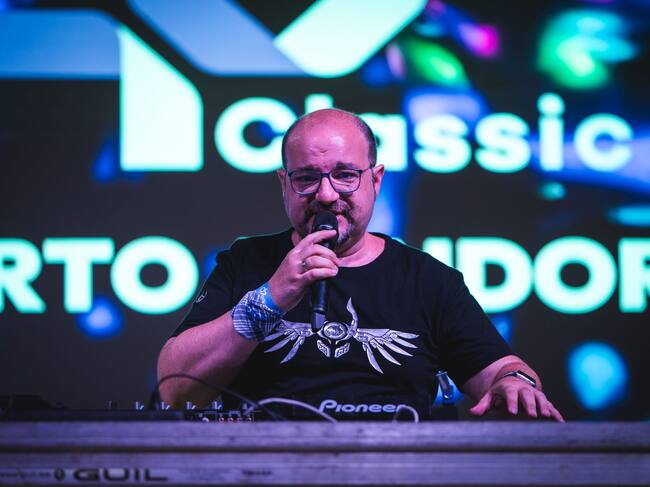 El locutor de LOS40 Ciudad Real Curro García, presentando el Concierto LOS40 Classic Pandorga 2024