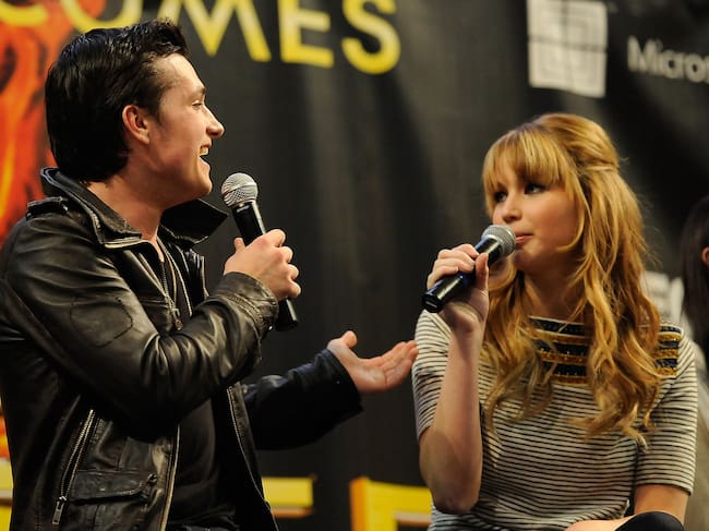 Josh Hutcherson y Jennifer Lawrence en una presentación de 'Los Juegos del Hambre' en 2012 en Minnesota. / Hannah Foslien/WireImage