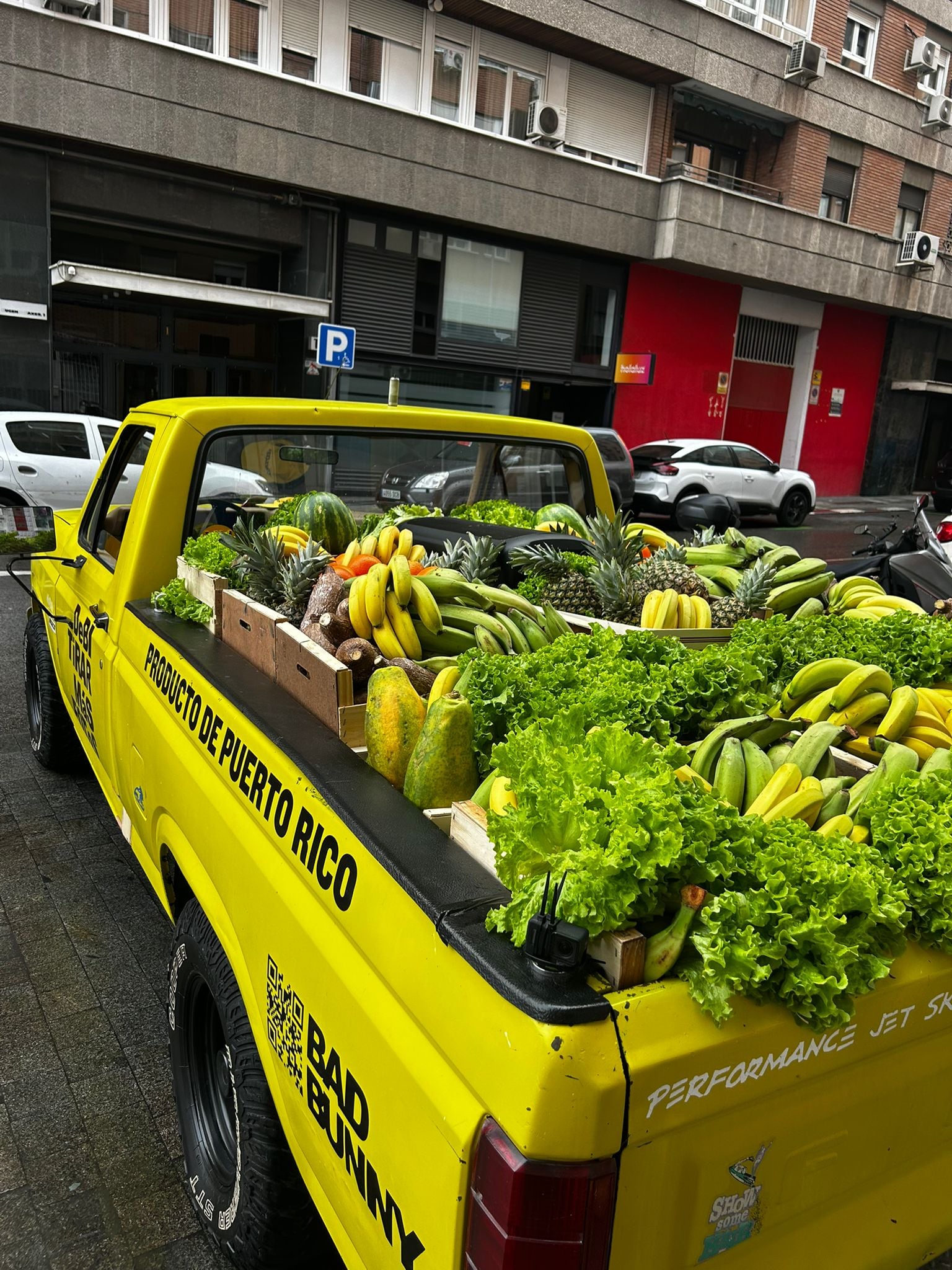 Camioneta de Bad Bunny con producto de Puerto Rico por las calles de Madrid. (Fuente: LOS40)