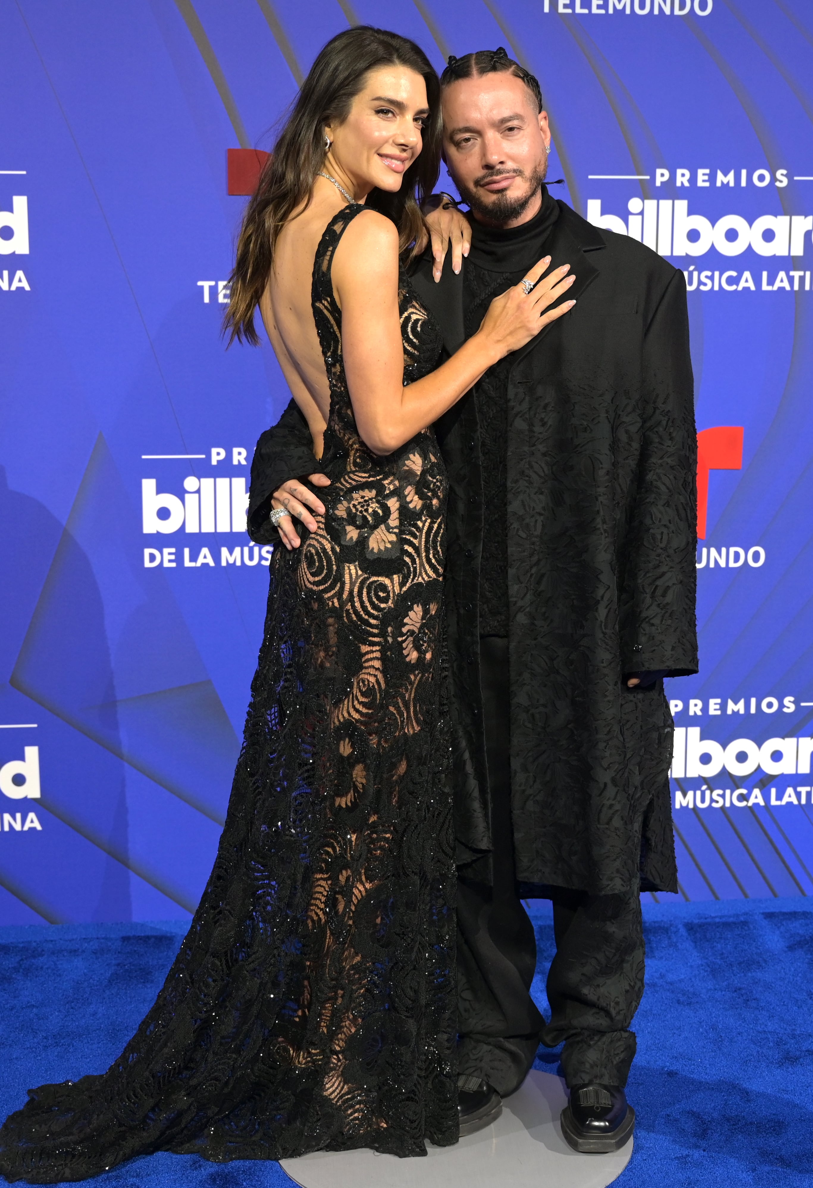 J Balvin y la madre de su hijo Río, Valentina Ferre, fueron vestidos de negro, a juego. Ella con un vestido de bordados y transparencias que dejaba toda su espalda al aire y él con bastante más ropa que no dejaba más que su rostro a la vista.
