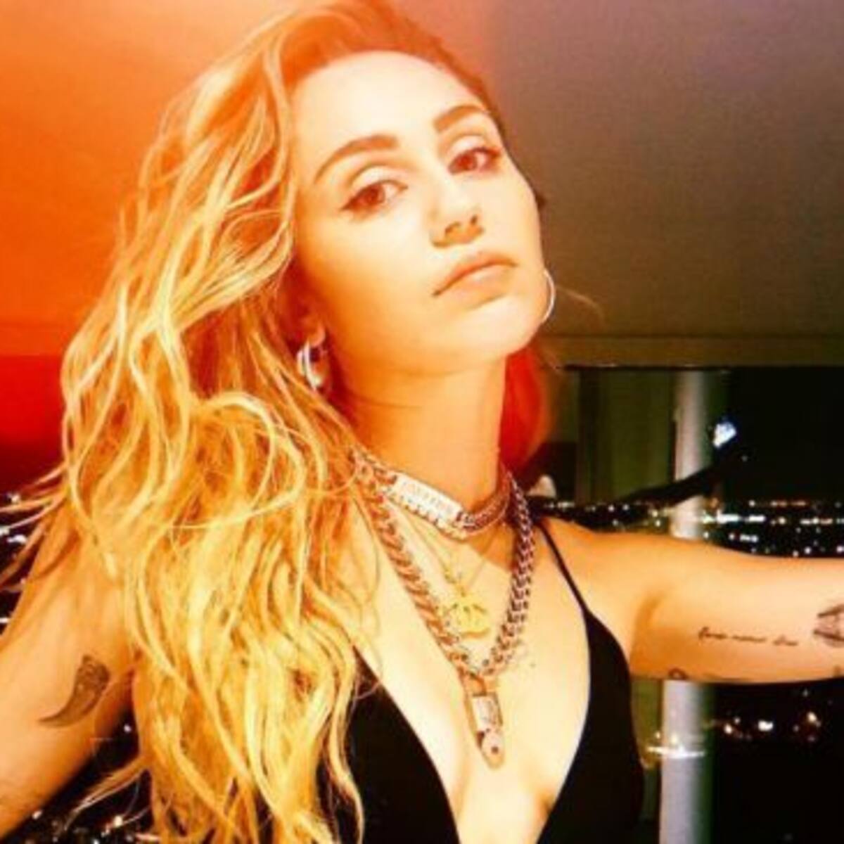 Fan acosa a Miley Cyrus e intenta besarla