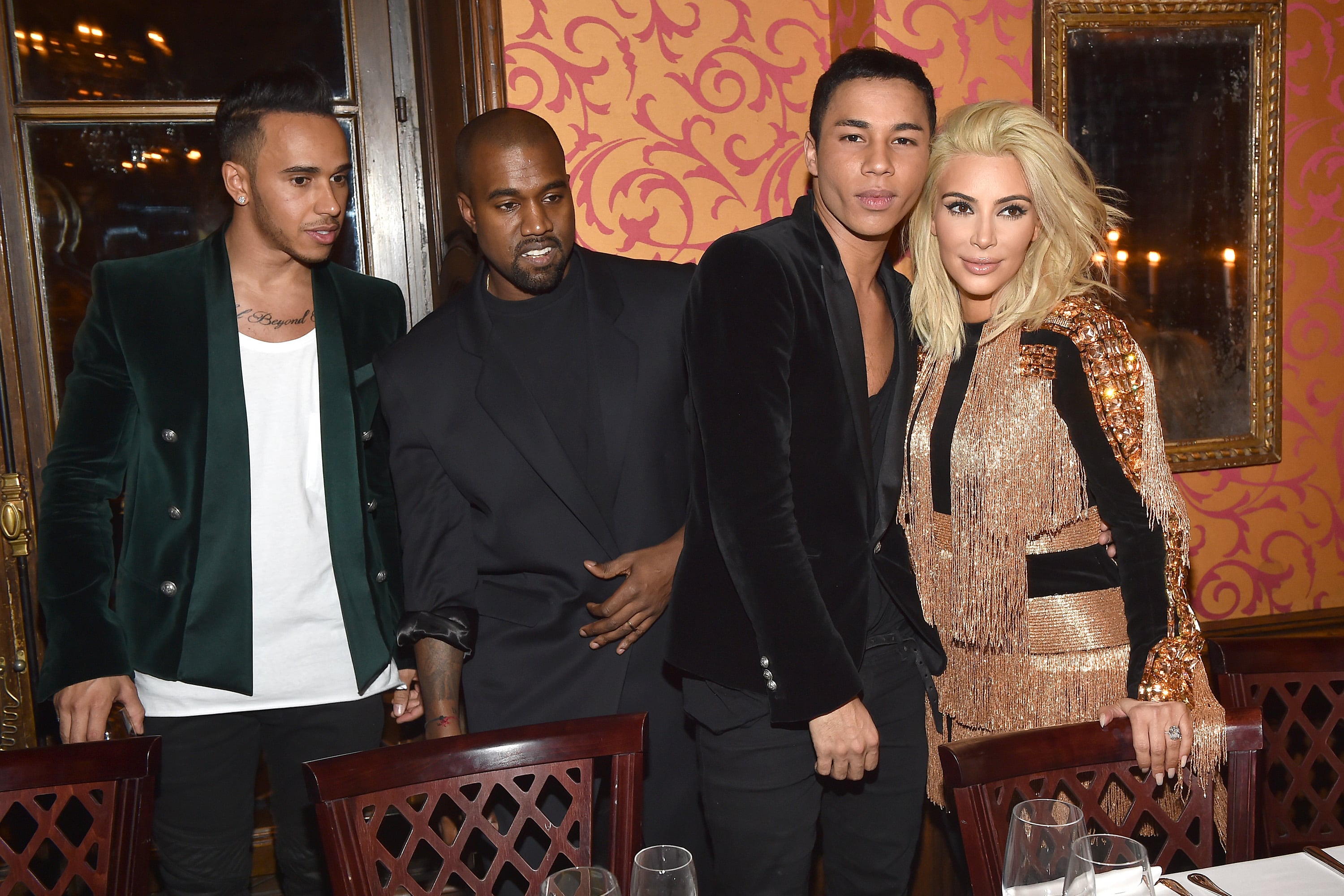 Lewis Hamilton, Kanye West, Olivier Rousteing y Kim Kardashian en una cena afterparty de Balmain en la Paris Fashion Week de 2015.