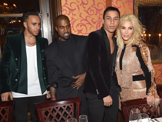 Lewis Hamilton, Kanye West, Olivier Rousteing y Kim Kardashian en una cena afterparty de Balmain en la Paris Fashion Week de 2015.