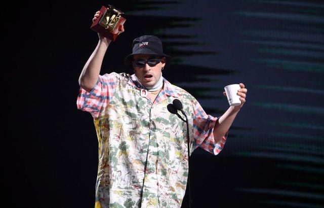 Bad Bunny recogiendo su Grammy Latino 2019.