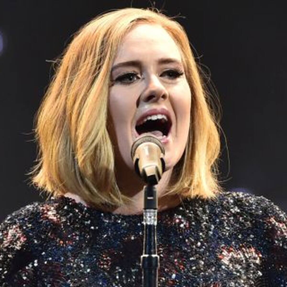 Mirá como resolvió Adele un problema en vivo