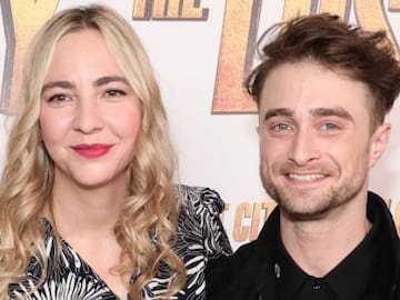 Daniel Radcliffe sorprende en el estreno de ‘La ciudad perdida’ por su inesperado posado en la alfombra roja