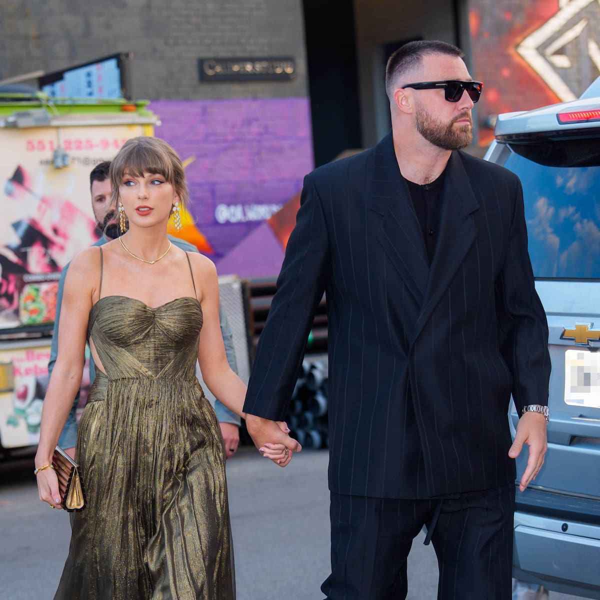 Taylor Swift aparece en el partido de la NBA y la retransmisión deja una escena tan incómoda como viral: "Su prometida está aquí en el partido"