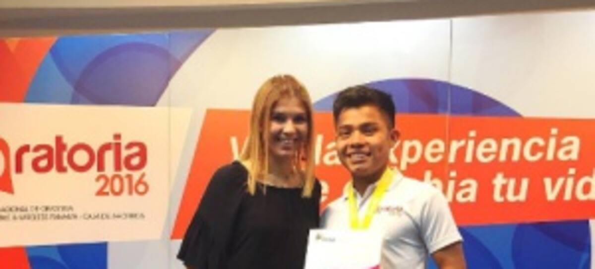 Yasmaris entregando el premio de "Mejor Voz"