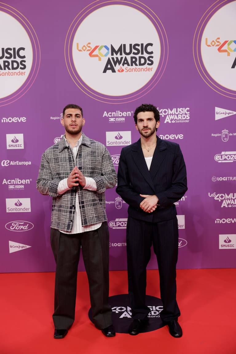 El dúo formado por Alleh y Yorghaki ha posado con un outfit casual en LOS40 Music Awards Santander 2025.