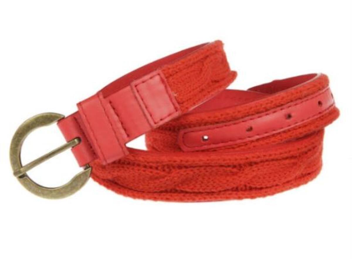 Cinturón en color rojo, con detalle de punto.
