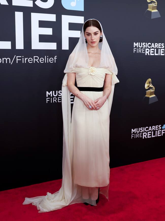 Gracie Abrams, tiraba de una tendencia muy dosmilera, con esa capucha capa del vestido en color crema de Chanel que le daba un aire muy femenino.
