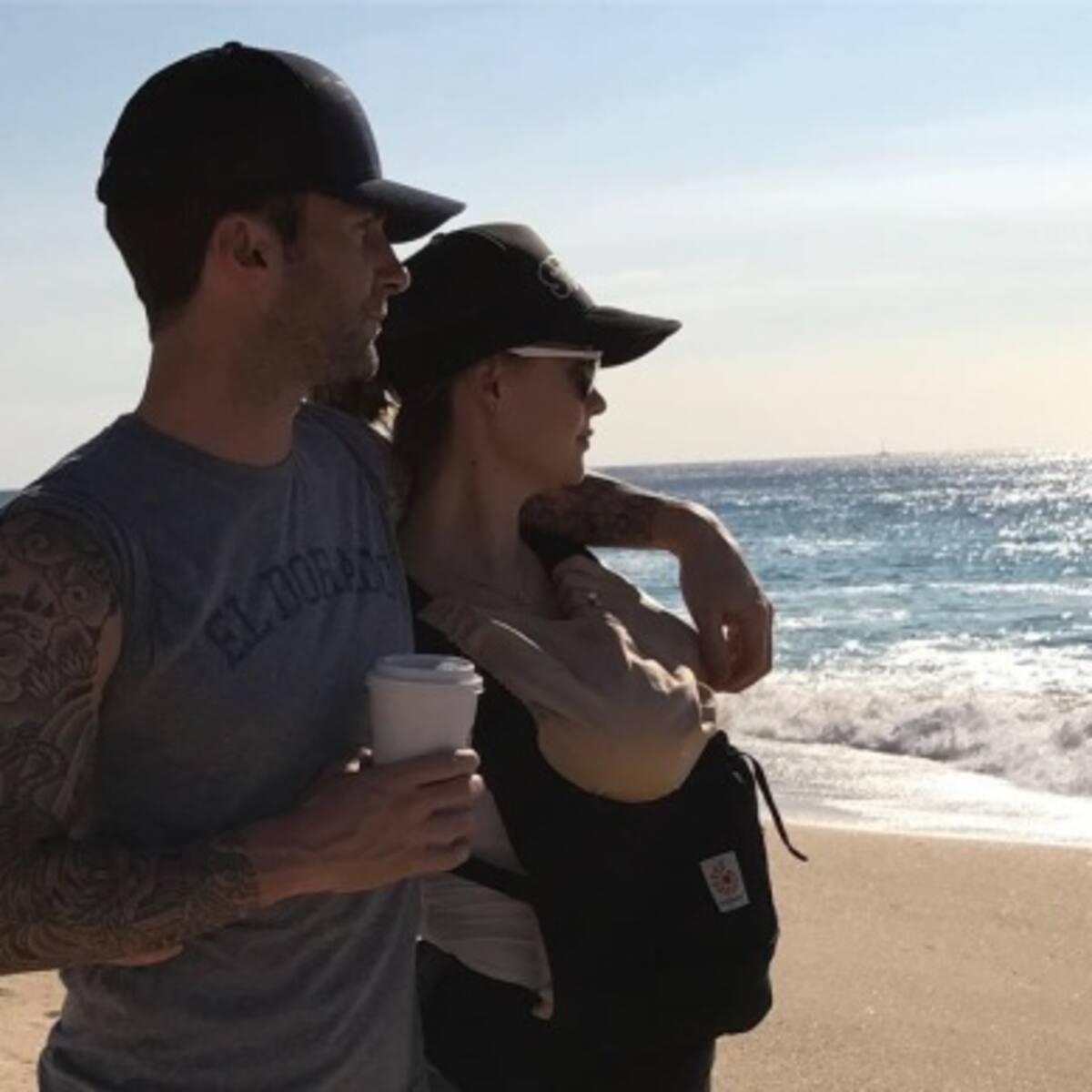 "Todo lo que necesito está aquí" dice Adam Levine en post con Behati y Dusty