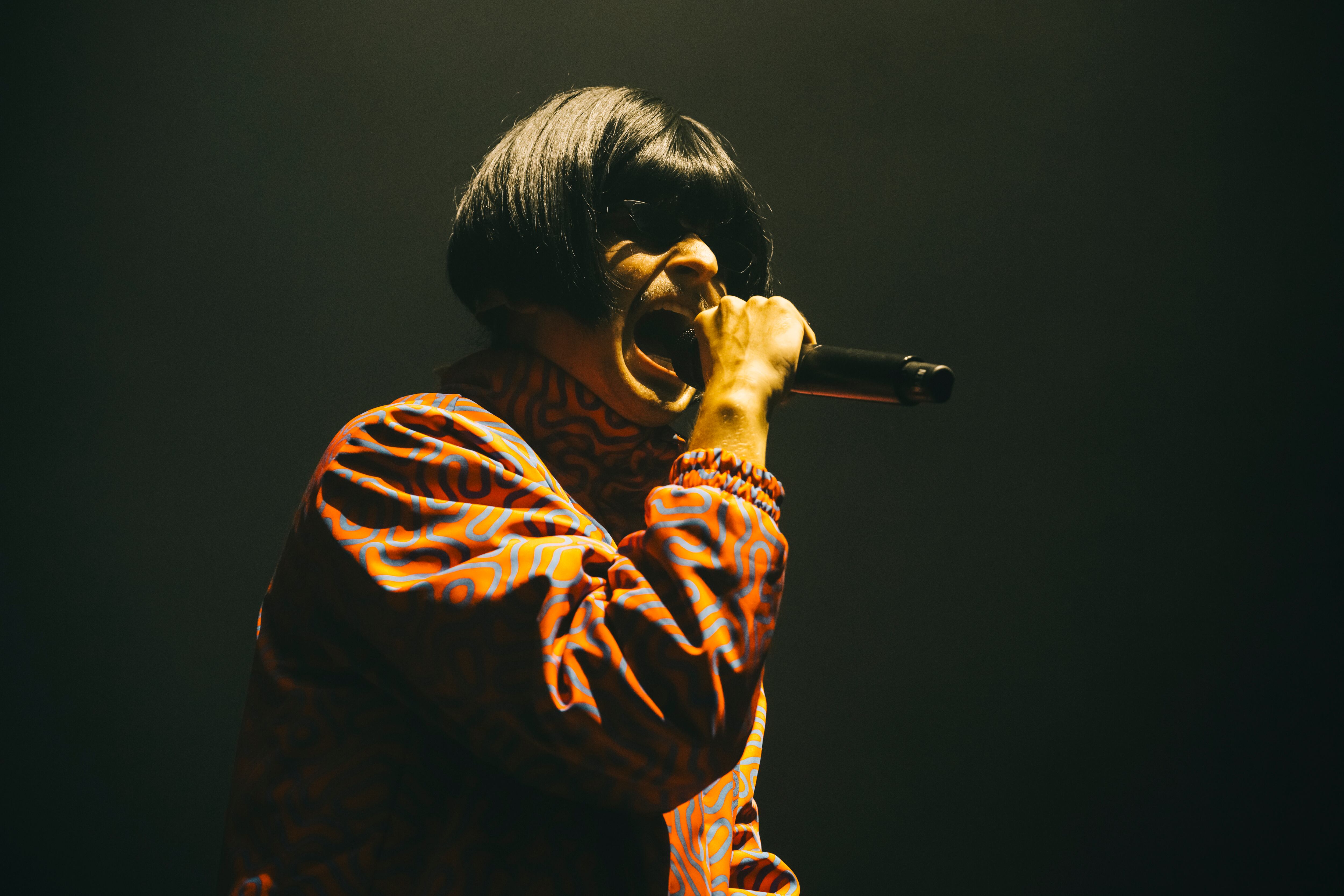 Oliver Tree actúa en el escenario durante su gira Alone in a Crowd en L'Olympia el 1 de noviembre de 2023 en París, Francia.