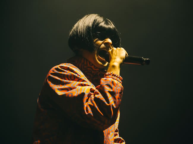 Oliver Tree actúa en el escenario durante su gira Alone in a Crowd en L'Olympia el 1 de noviembre de 2023 en París, Francia.