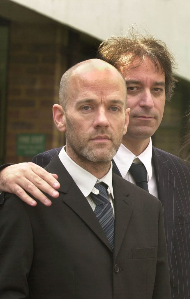 Peter Buck y Michael Stipe, a juicio en 2002.