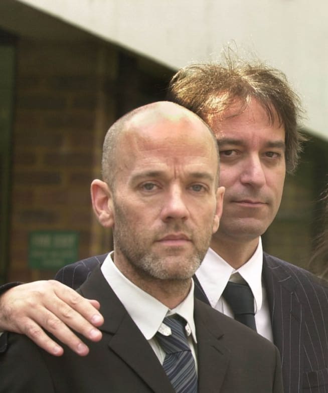 Peter Buck y Michael Stipe, a juicio en 2002.
